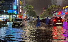 Mưa như trút nước khiến đường phố Đà Nẵng ngập nặng