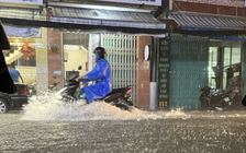 Mưa lớn giữa mùa hè gây ngập cục bộ nhiều tuyến phố Đà Nẵng