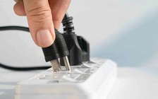Có nên rút phích cắm các thiết bị điện tử ngày giông bão