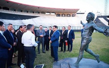 Thủ tướng Phạm Minh Chính thăm CLB bóng đá hàng đầu Brazil, tặng áo đấu CLB CAHN