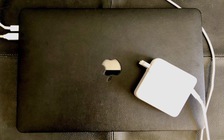 Có nên sạc pin iPhone bằng bộ sạc MacBook?