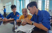 Đoàn thanh niên hỗ trợ người già, yếu thế làm thủ tục hành chính