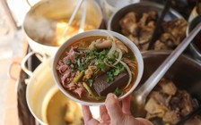 Quán bún bò Huế 'chuẩn vị' gần 4 thập kỷ trên phố cổ Chi Lăng