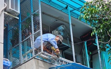 Tháo dỡ 'chuồng cọp' tại cư xá Độc Lập sau vụ cháy khiến 8 người tử vong