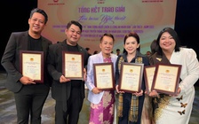 Hạnh phúc mỉm cười với NSƯT Minh Nhí và Bình Tinh trong vở diễn đặc biệt