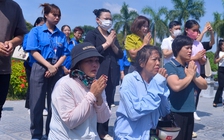 Người dân đội nắng thắp hương tưởng nhớ cố Tổng Bí thư Nguyễn Phú Trọng