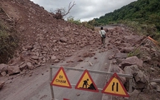 Quảng Trị: Sạt lở QL15D, giao thông chia cắt