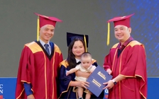 Cô gái trẻ bế con lên nhận bằng tốt nghiệp và hành trình cảm động phía sau