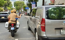 Đỗ xe nơi cấm đỗ theo lời bảo vệ bị CSGT phạt: Ai chịu?