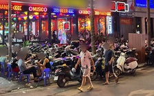 Hàng quán 'xẻ thịt' vỉa hè Hà Nội suốt ngày đêm