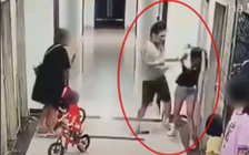 Hà Nội: Một phụ nữ bị người đàn ông đấm đá túi bụi
