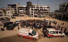 Israel cấp tập không kích Gaza