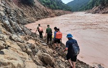 Chung dòng máu Lạc Hồng: Bất chấp hiểm nguy để cứu đói dân bản sau lũ