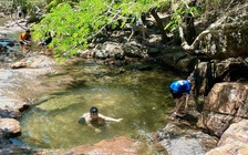 Giải pháp không chỉ là… biển cấm