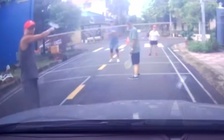 Xử phạt nhóm người ngang nhiên giăng lưới giữa đường đánh cầu lông ở TP.HCM