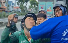 CSGT xác minh clip nam thanh niên mặc đồ xe ôm công nghệ đập kính xe tải