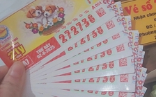 Trúng 14 tờ xổ số miền Nam ngày 2 tháng 8, khách TP.HCM đi đổi thưởng ngay