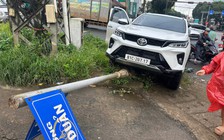 Tài xế nghi đột quỵ, ô tô tông vào trụ biển báo giữa phố Pleiku