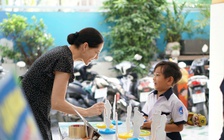 Sáng nay học sinh lớp 1 TP.HCM tựu trường: Năm học với nhiều đặc biệt bắt đầu