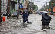TP.HCM: Ngập sâu, người đi đường 'chôn chân' chờ nước rút