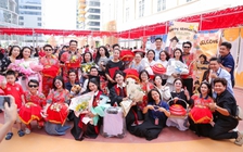 Độc lạ nhóm bạn trẻ bê tráp chúc mừng tốt nghiệp như đám cưới