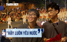 Gửi xe đi bộ 2 km để xem tổng hợp luyện diễu binh: 'Hãy luôn yêu nước'