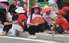 Người dân chọn chỗ đẹp, háo hức đợi từ trưa đến tối để xem tổng hợp luyện