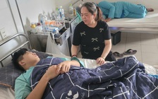 Con trai 16 tuổi bị côn đồ đánh mù mắt: Người mẹ nghèo mờ mịt tương lai