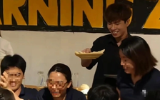 Áp lực 'làm dâu trăm họ' đằng sau nụ cười phục vụ