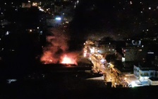 Người dân ngất xỉu vì cháy xưởng bóng đèn ở TP.HCM lúc rạng sáng