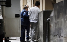 Bác sĩ quay lén hàng trăm nữ đồng nghiệp trong nhà vệ sinh bệnh viện Úc