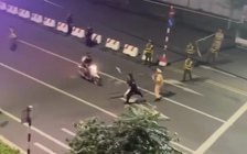 Tạm giữ hình sự 2 quái xế tông xe vào cảnh sát cơ động