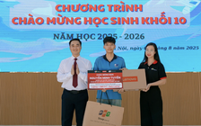 FPT Shop tặng quà công nghệ cho tân sinh viên có thành tích xuất sắc