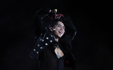 DPR Ian trình diễn bùng nổ, ‘thả thính’ fan nữ bằng tiếng Việt