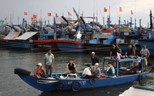 Bão số 5 áp sát miền Trung: Ngư dân hối hả bốc cá xuyên đêm