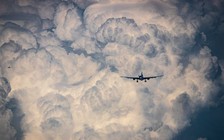 Máy bay chở khách có thể bay qua cơn bão được không?