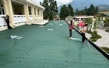 Giáo viên mầm non ở Huế trèo lên mái tôn, chằng chống trước bão số 5