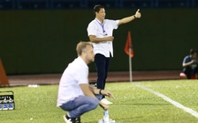 HLV Polking phủ nhận phản ứng trọng tài là một loại ‘chiến thuật’ của đội CAHN, HLV Anh Đức buồn vì…