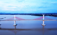 Bão số 5: Cấm lưu thông qua cầu Cửa Hội nối Nghệ An - Hà Tĩnh