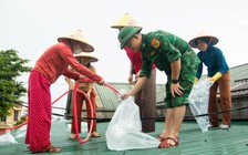 Bão số 5: Bộ đội biên phòng cùng cô giáo nỗ lực chằng chống trường lớp