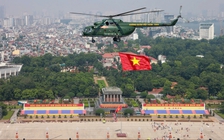 Trực thăng quân sự treo cờ bay hợp luyện diễu binh vào trung tâm Hà Nội
