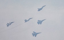 'Hổ mang chúa' Su-30MK2 nhào lộn trên quảng trường Ba Đình
