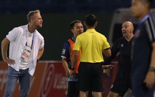 Phản ứng trọng tài, trợ lý HLV Polking sẽ bị ‘phạt nguội’: Dù đã chạy vào hầm, trốn thẻ đỏ!