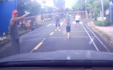 Giăng lưới giữa đường để... đánh cầu lông: Chuyện không nhỏ !