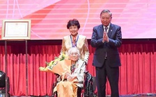 Tổng Bí thư Tô Lâm trao danh hiệu Anh hùng Lao động cho bà Nguyễn Thị Bình