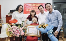Phó bí thư Thành ủy TP.HCM trao Huy hiệu 80 tuổi Đảng cho cụ Trần Thị Quất