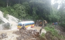 Đang trú bão ở nhà văn hóa, người phụ nữ bị tấm tôn văng trúng đầu