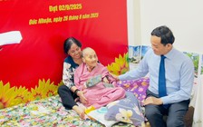 Bí thư Trần Lưu Quang trao Huy hiệu 80 năm tuổi Đảng cho đảng viên 100 tuổi