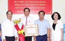 Chủ tịch UBND TP.HCM Nguyễn Văn Được trao Huy hiệu Đảng cho Phu quân nguyên Phó chủ tịch nước