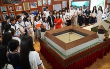 Kiều bào trẻ hạnh phúc khi về thăm quê hương